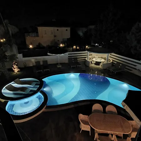 Red Premium Vip// Custom Design Villa With Turkish Bbq+Prvt Swmg Pool